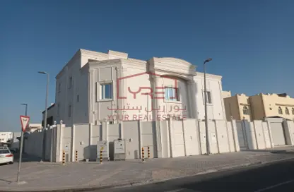 فيلا - 8 غرف نوم - 8 حمامات للبيع في جنوب مويثر - منطقة مويثر - الدوحة