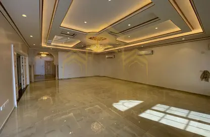 صورة لـ استقبال / بهو فيلا - 7 غرف نوم - 7 حمامات للايجار في شارع النعيجة - غرب الهلال - الهلال - الدوحة ، صورة رقم 1