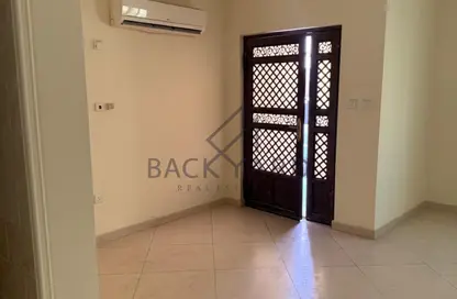 فيلا - 6 غرف نوم - 6 حمامات للايجار في سوق الغرافة - الغرافة - الدوحة