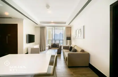 Living Room image for: Apartment - 1 Bedroom - 2 Bathrooms for rent in Viva East - Viva Bahriyah - The Pearl Island - Doha, Image 1