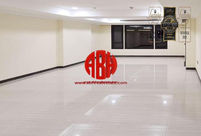 Apartment - 1 Bedroom - 2 Bathrooms for sale in West Porto Drive - Porto Arabia - The Pearl Island - Doha