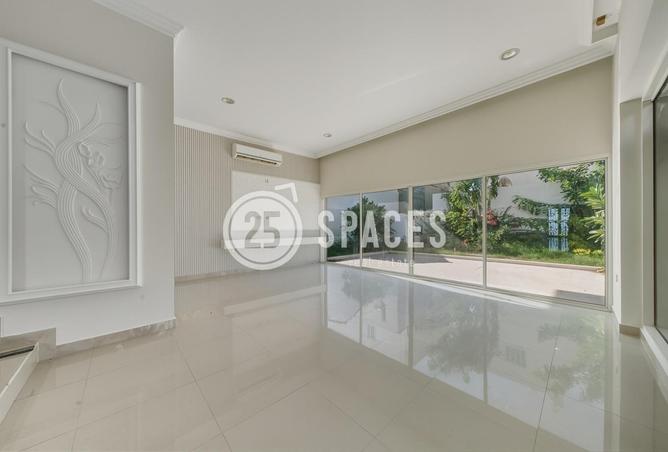 956827 - Property Image 2