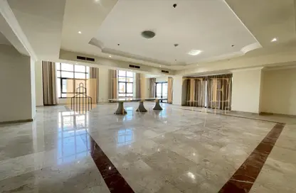 (بنتهاوس  (روف - 5 غرف نوم - 8 حمامات للايجار في طريق بورتو الغربي - بورتو أرابيا - جزيرة اللؤلؤة - الدوحة