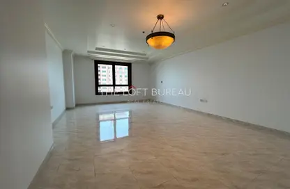 Apartment - 2 Bedrooms - 3 Bathrooms for rent in Tower 11 - Porto Arabia - The Pearl Island - Doha