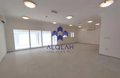 فيلا - 4 غرف نوم - 6 حمامات للايجار في فلل عين خالد - عين خالد - الدوحة
