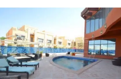 صورة لـ حوض سباحة شقة - غرفة نوم - 1 حمام للايجار في حدائق الإيوان - الريان - الريان - الدوحة ، صورة رقم 1