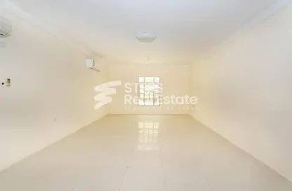 Villa - 3 Bedrooms - 4 Bathrooms for rent in Al Hanaa Street - Al Gharrafa - Doha