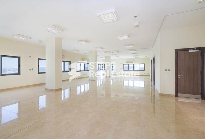 Office Space - Studio - 1 Bathroom for rent in Industrial Area 4 - Industrial Area - Industrial Area - Doha