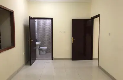 Apartment - 2 Bedrooms - 1 Bathroom for rent in Izghawa - Izghawa - Doha