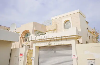 فيلا - 5 غرف نوم - 6 حمامات للبيع في شارع عقبة بن نافع - طريق المطار القديم - الدوحة