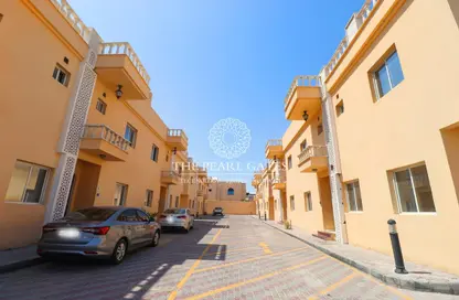 Staff Accommodation - Studio - 5 Bathrooms for rent in Wadi Al Shaheeniya Street - Ain Khaled - Doha