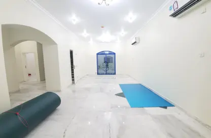 فيلا - 5 غرف نوم - 3 حمامات للايجار في الساحه الماليه - غرب الهلال - الهلال - الدوحة