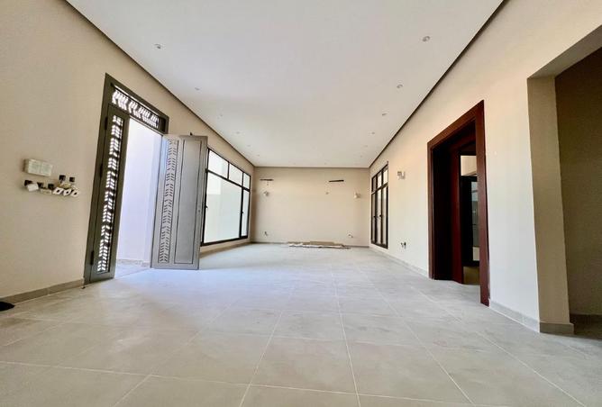 932331 - Property Image 2