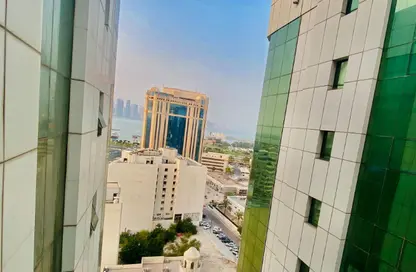 Apartment - 2 Bedrooms - 2 Bathrooms for rent in Ramada Tower - Al Muntazah - Doha