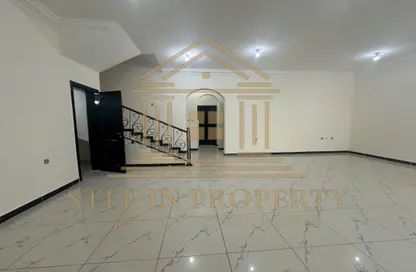 شقة - 5 غرف نوم - 4 حمامات للايجار في فلل عين خالد - عين خالد - الدوحة