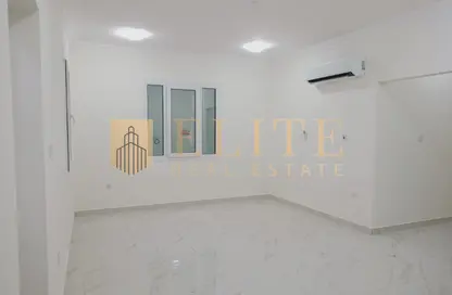 شقة - 2 غرف نوم - 2 حمامات للايجار في مجمع المها السكني - جديد الهتمي - فريج بن عمران - الدوحة