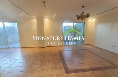 Compound - 3 Bedrooms - 4 Bathrooms for rent in Al Nasr Street - Al Nasr - Doha