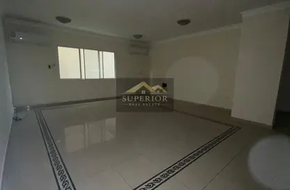 شقة - 2 غرف نوم - 2 حمامات للايجار في فريج بن محمود - الدوحة
