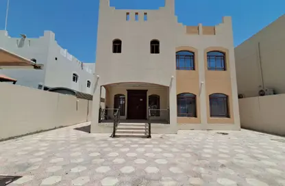 فيلا - 7 غرف نوم - 7 حمامات للايجار في شارع ام السنيم - عين خالد - الدوحة