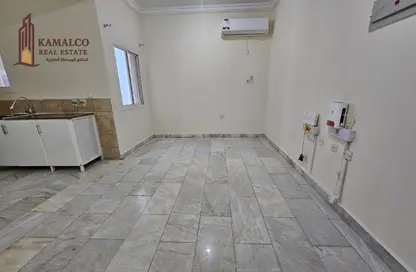 Apartment - 1 Bedroom - 1 Bathroom for rent in Umm Ghwailina Comm - Umm Ghuwalina - Umm Ghuwailina - Doha