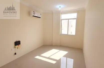 شقة - 2 غرف نوم - 2 حمامات للايجار في شارع المطار القديم - طريق المطار القديم - الدوحة