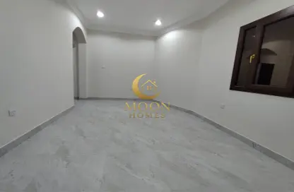 شقة - 3 غرف نوم - 3 حمامات للايجار في مبنى رمادا التجاري - شارع الروابي - المنتزه - الدوحة