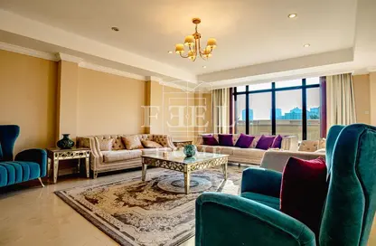 Living Room image for: Townhouse - 4 Bedrooms - 4 Bathrooms for rent in Tower 12 - Porto Arabia - The Pearl Island - Doha, Image 1