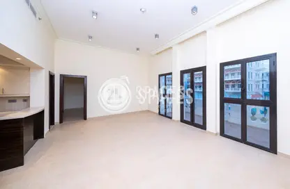 Apartment - 2 Bedrooms - 3 Bathrooms for rent in Carnaval - Qanat Quartier - The Pearl Island - Doha