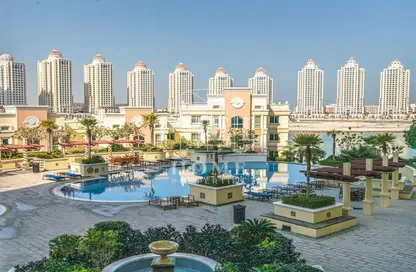 صورة لـ حوض سباحة شقة - 3 غرف نوم - 4 حمامات للبيع في فيفا بحرية - جزيرة اللؤلؤة - الدوحة ، صورة رقم 1