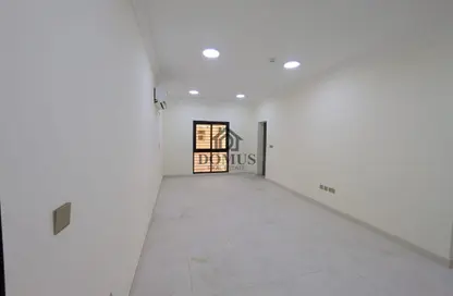 شقة - 2 غرف نوم - 2 حمامات للايجار في شارع انس - فريج بن محمود الشمالي - فريج بن محمود - الدوحة