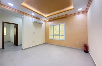 شقة - 2 غرف نوم - 2 حمامات للايجار في شارع تدمر - طريق المطار القديم - الدوحة