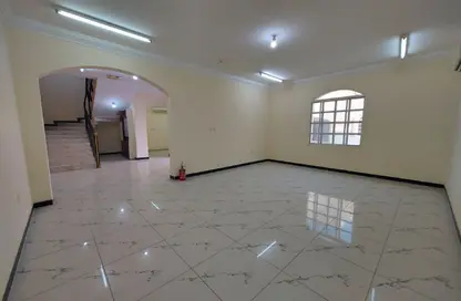 مجمع سكني - 5 غرف نوم - 4 حمامات للايجار في فلل عين خالد - عين خالد - الدوحة