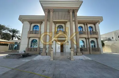 Villa - 5 Bedrooms - 6 Bathrooms for rent in Al Dafna - Al Dafna - Doha