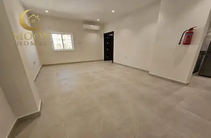 Apartment - 1 Bedroom - 1 Bathroom for rent in Umm Ghwailina Comm - Umm Ghuwalina - Umm Ghuwailina - Doha