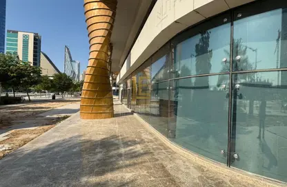 Shop - Studio - 2 Bathrooms for rent in Marina District - Lusail