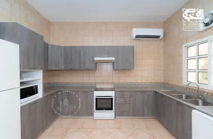 صورة لـ مطبخ فيلا - 4 غرف نوم - 3 حمامات للايجار في بيفيرلي هيلز جاردن - الوعب - الدوحة ، صورة رقم 1