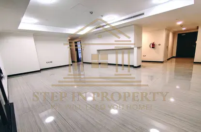 شقة - 2 غرف نوم - 2 حمامات للايجار في طريق بورتو الشرقي - بورتو أرابيا - جزيرة اللؤلؤة - الدوحة