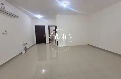 فيلا - غرفة نوم - 1 حمام للايجار في اللقطة - اللقطة - الدوحة