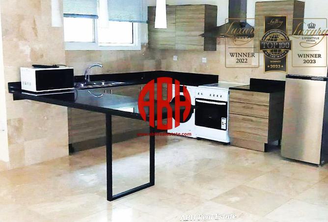 989301 - Property Image 2