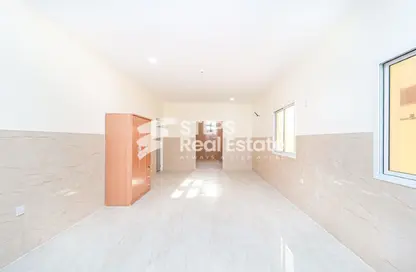 سكن عمال - استوديو - 8 حمامات للايجار في أم صلال محمد - أم صلال محمد - الدوحة