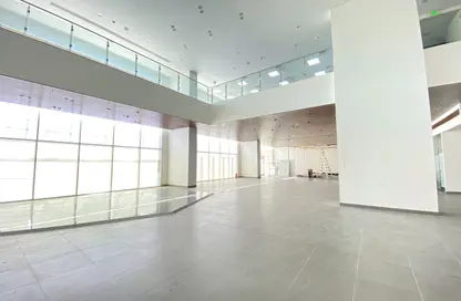 معرض - استوديو - 7 حمامات للايجار في الطريق الدائري الثاني - الطريق الدائري الثاني - الدوحة