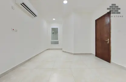 Apartment - 2 Bedrooms - 2 Bathrooms for rent in Umm Ghuwailina 4 - Umm Ghuwailina - Doha