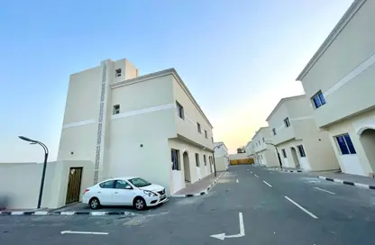 سكن الموظفين - استوديو - 4 حمامات للايجار في العين سنتر - طريق سلوى - الدوحة