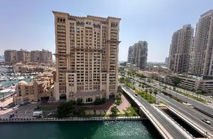 شقة - 2 غرف نوم - 3 حمامات للايجار في طريق بورتو الشرقي - بورتو أرابيا - جزيرة اللؤلؤة - الدوحة