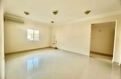 شقة - 2 غرف نوم - 2 حمامات للايجار في شارع المطار القديم - طريق المطار القديم - الدوحة