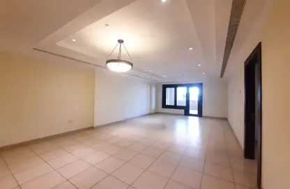 Apartment - 1 Bedroom - 2 Bathrooms for rent in Tower 24 - Porto Arabia - The Pearl Island - Doha