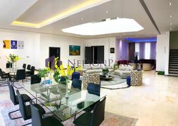 صورةغرفة المعيشة / غرفة الطعام لـ: فيلا - 6 غرف نوم - 8 حمامات للكراء في شارع المرخية - المرخية - الدوحة, صورة 1