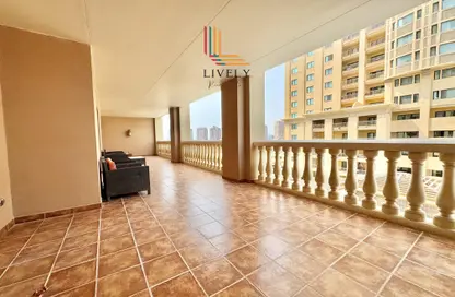 Apartment - 2 Bedrooms - 3 Bathrooms for rent in Tower 14 - Porto Arabia - The Pearl Island - Doha