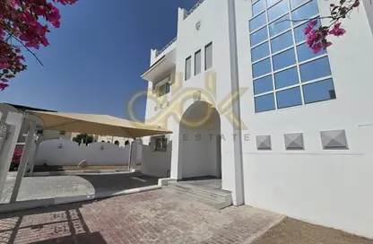 Villa - 4 Bedrooms - 3 Bathrooms for rent in Umm Al Seneem Street - Ain Khaled - Doha