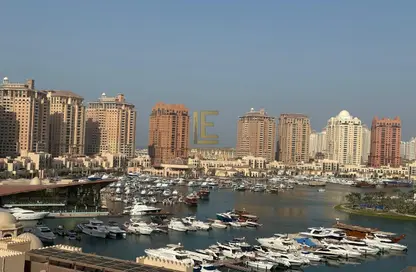 شقة - 2 غرف نوم - 3 حمامات للايجار في طريق بورتو الغربي - بورتو أرابيا - جزيرة اللؤلؤة - الدوحة